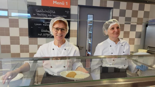 Mit einem L&auml;cheln trotzen die Mitarbeiterinnen des Studierendenwerks in der Lemgoer Mensa der satten Preiserh&ouml;hung. - &copy; Vasco Stemmer