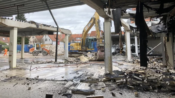 Der Flachbau des Hanse-Centers, in dem der Discounter ansässig war, wird abgerissen. Hier werden in den kommenden Jahren in mehreren Gebäuden Dutzende Wohnungen neu geschaffen. - © Till Brand