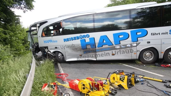 Reisebus-Unfall in Unterfranken - © Foto: Ralf Hettler/dpa