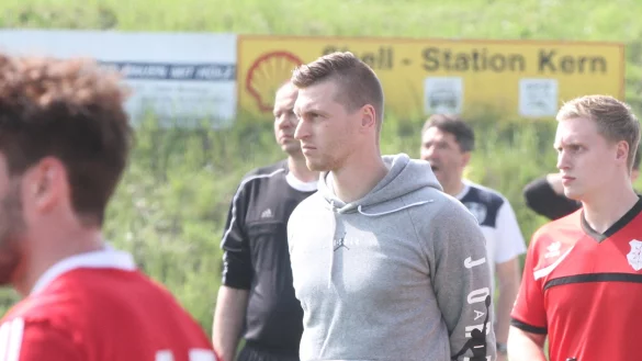 Skeptische Blicke von der Seitenlinie: Barntrups Trainer Daniel Barbarito mit seinem Bruder Lukas Schlingmann (rechts) und Jakob Funk (links). - &copy; Sebastian Lucas