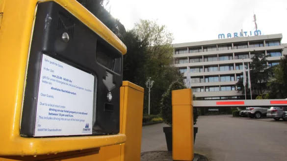 Begrenzte Nutzung: Die Schranke vor dem Maritim-Hotel in der Parkstraße riegelt die Zufahrt zum Gelände in den Nachtstunden ab. Aber nicht nur der Lärm der An- und Abfahrten sorgt bei einer Nachbarin für Ärger. - © Stefan Backe