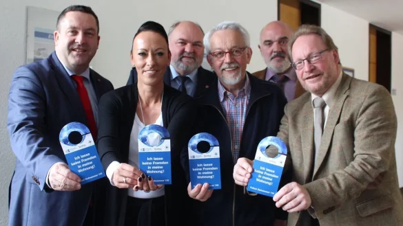 Landrat Dr. Axel Lehmann (von links), Michaela Ottemeier, Polizeidirektor Bernd Stienkemeier, Günter Kuhlemann (Vorsitzender der Dr. Ritter-Stiftung), Hauptkommissar Joachim Peters und Friedrich Waldmann ( Dr. Ritter-Stiftung). - © Privat