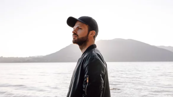 Der Singer-Songwriter Nick March kommt mit seinem Deutschpop am Sonntag nach Lage. - © Samira Neitzke