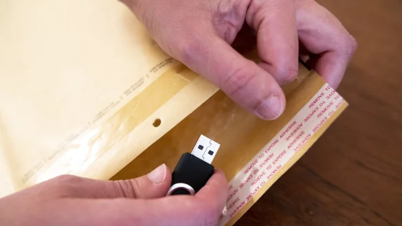 Auf USB-Sticks oder anderen Speichermedien k&ouml;nnte sich nach Einsch&auml;tzung der Ermittler belastendes Material befinden.&nbsp; - &copy; Symbolfoto: Florian Schuh/dpa