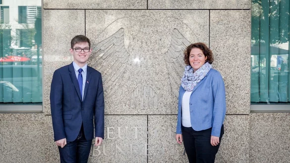 Tim-Alexander Viergge, Kreisvorsitzender der Sch&uuml;ler-Union, gratuliert dem neugew&auml;hlten Vorstand. - &copy; Tim-Alexander Viergge