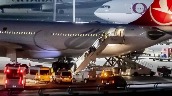 Gelandet - &copy; Foto: Christoph Soeder/dpa