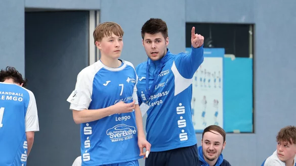 Trainer Christopher Brehl, hier mit Anton Kracht, scheidet als A-Jugendtrainer in Lemgo aus. - © Paul Cohen