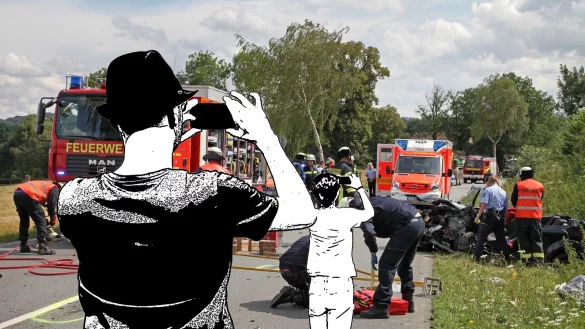 Brutale Wirklichkeit: Rettungskr&auml;fte und Polizei erleben immer &ouml;fter, dass an Einsatzstellen nicht geholfen, sondern fotografiert und gefilmt wird. Das Symbolfoto zeigt nicht den Unfall auf der B1, bei dem zwei Menschen ihr Leben verloren haben. - &copy; Bernhard Preu&szlig;