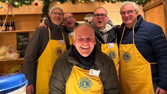 Peter Karaski, Dr. Oliver Herrmann, Jens-Wilhelm Brand, Marten Rüchel und Michael Vösgen in der Glühweinbude der Lions. - © Lions Detmold
