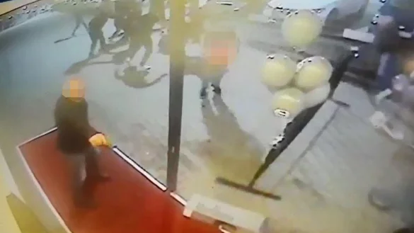 Bewaffnet: Mit der Pistole in der rechten ausgestreckten Hand n&auml;hert sich einer der beiden tatverd&auml;chtigen Sch&uuml;tzen &uuml;ber den roten Teppich dem Eingang der Diskothek. Die Szene wurde von der &Uuml;berwachungskamera &uuml;ber der T&uuml;r des Clubs aufgenommen.&nbsp; - &copy; Club Mondo