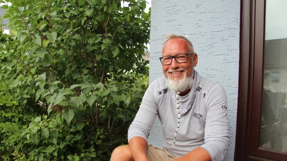 Reinhold Kr&uuml;ger sitzt gerne auf den Stufen seiner Terrasse in Bad Pyrmont. - &copy; Silke Buhrmester