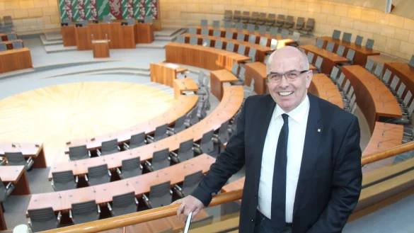 Blick in den Plenarsaal: Walter Kern auf der Tribüne des Landtags. - © Lothar Schmalen