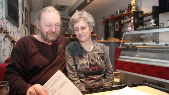 Der Bescheid macht sie sprachlos: Marion und Manfred Leifels können nicht fassen, dass sie für den Dezember nur drei Euro Überbrückungshilfe bekommen sollen. - © Marianne Schwarzer