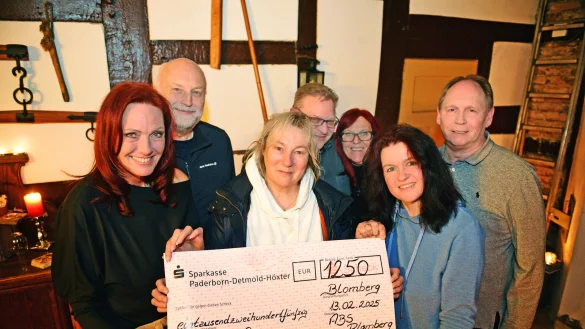 Spende für die "Löwenmama" Susanne Saage (Dritte von links): Sandra Hussaarts (von links), Dirk Heistermann (stellvertretender Vorsitzender), Schützenkönig Jens Stohlmann, Katja Zeiger, Daniela Stohlmann und Oberst Peter Begemann. - © Nicole Ellerbrake