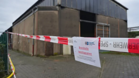 In dieser Lagerhalle war am Sonntagabend ein Feuer ausgebrochen. Die Polizei hat die Brandstelle beschlagnahmt. - &copy; Freitag TV/Leon Stock