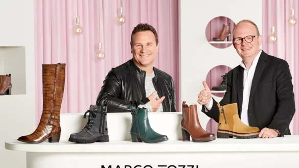 Guido Maria Kretschmer wirbt f&uuml;r Marco Tozzi - das freut auch den Vertriebsgesch&auml;ftsf&uuml;hrer Christian B&ouml;hm. - &copy; Wortmann-Gruppe