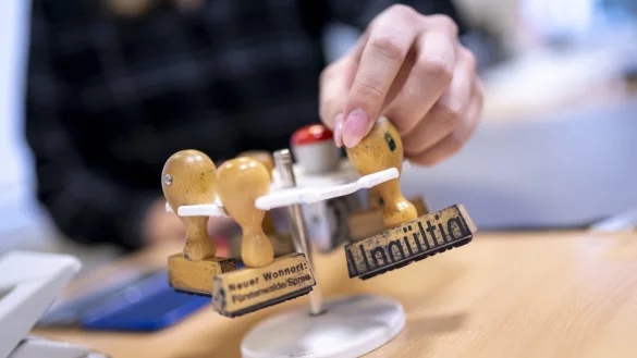 Ausbildung in einer Beh&ouml;rde - &copy; Foto: Florian Schuh/dpa-tmn