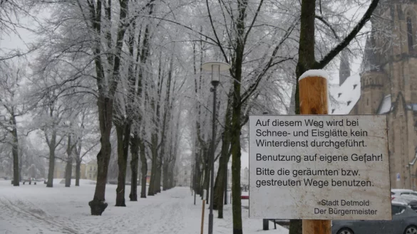 Obwohl er von vielen Radfahrern genutzt wird, die auf der Veloroute West unterwegs sind, wird der gepfasterte Weg über den Kaiser-Wilhelm-Platz im Winter nicht geräumt und gestreut. - © Jost Wolf