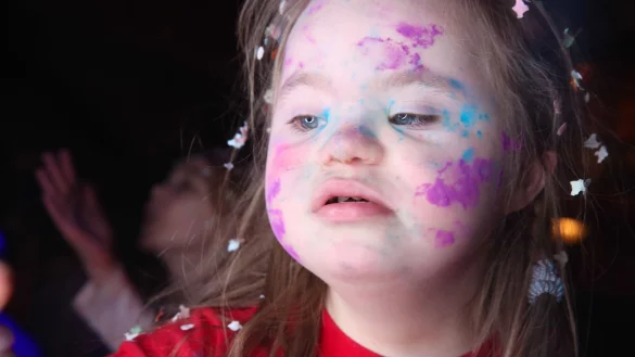 Mag es bunt: Die achtjährige Svenja Middeke aus Lemgo bei ihrem Auftritt im Musikvideo zu dem Inklusions-Song "Du bist so". - © Carolin Stangenberg