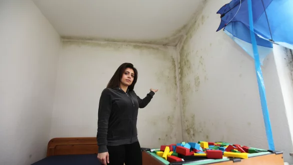 Sichtbarer Schimmelbefall: Reham Alhamend im Kinderzimmer der Detmolder Mietwohnung, das dringend renovierungsbed&uuml;rftig ist. - &copy; Vera Gerstendorf-Welle