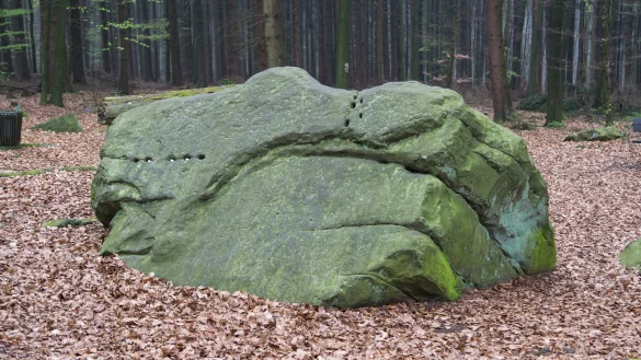 Sagenumwoben: der große Opferstein. - © Privat