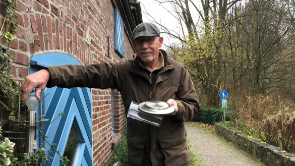 J&uuml;rgen Rosin wechselt eine Gl&uuml;hbirne am Verwaltungsgeb&auml;ude der Heerser M&uuml;hle aus. - &copy; Sven Kienscherf