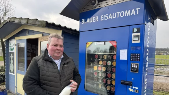 Carsten Rethmeier versorgt seine Kunden dank verschiedener Automaten rund um die Uhr mit regionalen Produkten. - &copy; Sandra Castrup