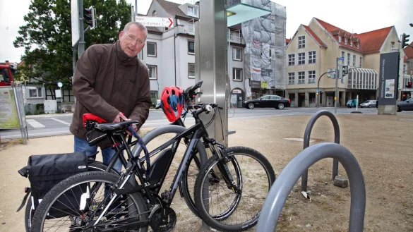 Hier fehlt der Regenschutz: &Uuml;berdies wird diese Anlage gr&ouml;&szlig;erem Andrang nicht gerecht, kritisiert Frank Loke den Rad-B&uuml;gel an der Allee in Detmold.&nbsp; - &copy; Bernhard Preuss
