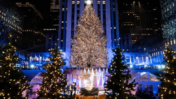Weihnachtsbaum am Rockefeller-Center in New York - &copy; Foto: John Minchillo/AP/dpa