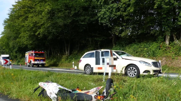 Ein Krad und ein Taxi sind auf der B238 zusammengesto&szlig;en. - &copy; Feuerwehr Kalletal