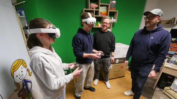 Marlena Meier (Jugendteam) und Finn Kettner (Jugendvorstand) zeigen zwei der acht Meta Quest 3 VR-Brillen, die der TV Horn-Bad Meinberg angeschafft hat. Ralf Feldner (Mitte) leitet das inklusive Programm. Vereinsvorsitzender Christian Klute freut sich mit ihm über die neuen Möglichkeiten. - © Jost Wolf