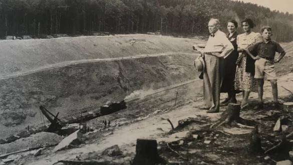 Ausflügler begutachten 1938 den Bau einer Schneise für die Autobahn 2 zwischen dem Salzufler Obernberg (im Hintergrund) und dem Stuckenberg in Herford. Sollte die neue ICE-Trasse mit einem Tunnel durch den Obernberg getrieben werden, dürfte es wieder eine Großbaustelle in dem Bereich geben. - © Sammlung Prüßner-Claus