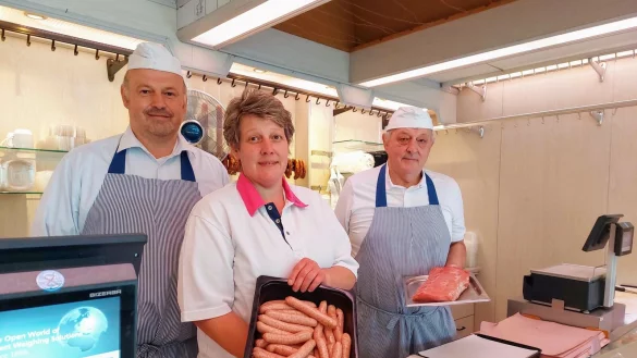 Andreas (51, von links), Alexandra (48) und Eckhard Gr&auml;mmel (77) machen unfreiwillige Marktpause in Detmold. - &copy; Janet K&ouml;nig