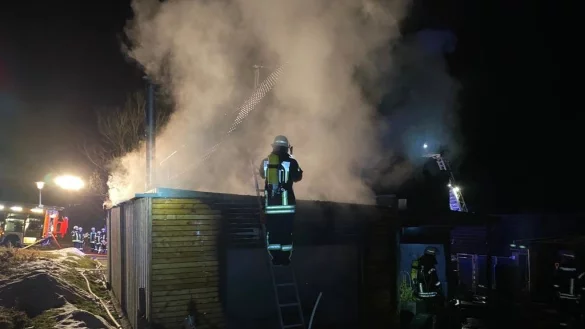 In Hillentrup ist in einem Garagenanbau ein Feuer ausgebrochen. - &copy; Feuerwehr D&ouml;rentrup