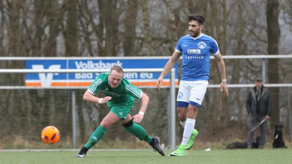 Immer wieder schneller: Der Ahmser J&ouml;rn Seifert ist kurz zuvor seinem Lemgoer Gegenspieler Zalem &Ouml;zmen entwischt. - &copy; Oliver K&ouml;nig