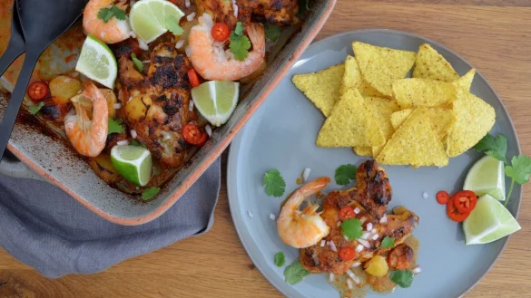 Bei dieser «Surf & Turf»-Variante aus Fleisch und Meeresfrüchten werden Chicken Wings und Garnelen kombiniert. - © Julia Uehren/loeffelgenuss.de/dpa-tmn