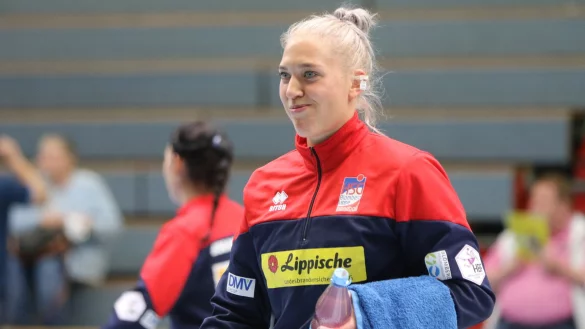 Stefanie Kaiser von der HSG Blomberg-Lippe hat sich einen Nasenbeinbruch zugezogen und f&auml;llt erst mal aus. - &copy; Oliver K&ouml;nig