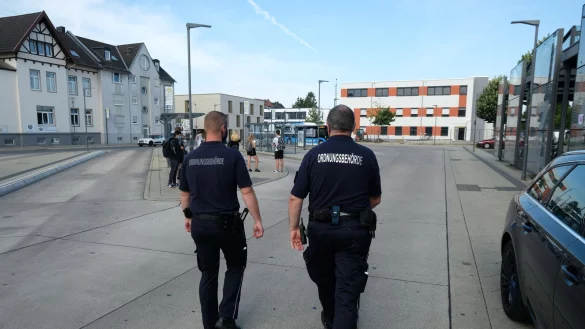 In Detmold ist der Kommunale Ordnungsdienst professionell aufgestellt. Hier &uuml;berpr&uuml;ft er am Bahnhof die Einhaltung der Mundschutz-Pflicht in Bussen. Wenn alles klappt, k&ouml;nnte das k&uuml;nftig in Horn-Bad Meinberg &auml;hnlich aussehen. - &copy; Archivfoto: Sven Koch
