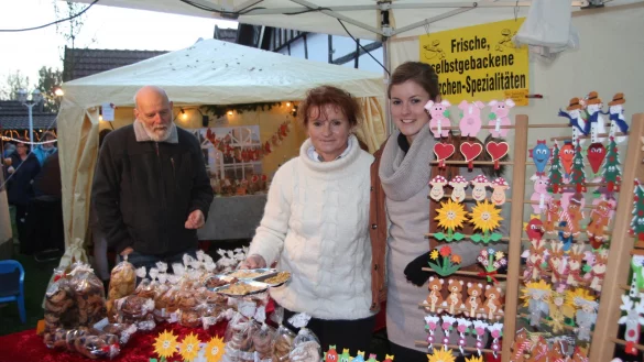 Ein buntes Angebot: Karin und Ricarda Jostameling aus Rietberg verkaufen auf dem Heimathof handgemachtes Gebäck. Am Samstag haben die Aussteller im Außenbereich des Heimathofs vom guten Wetter profitiert. - © Thomas Dohna