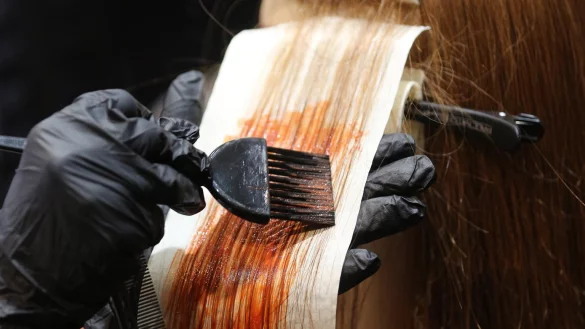 Auffallende Haarfarbe - &copy; Foto: Ina Fassbender/dpa-tmn