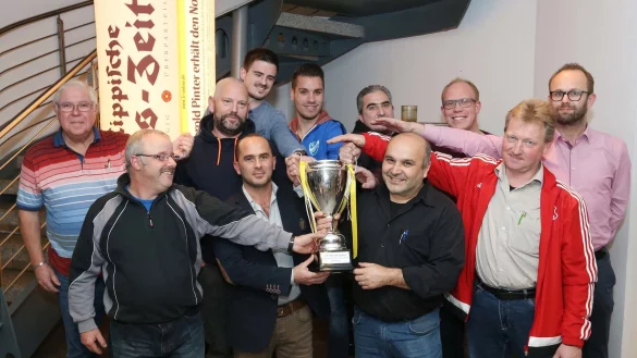 Alle H&auml;nde zum Pokal: Vertreter der Ausrichter haben Spa&szlig; mit dem Objekt der Begierde. - &copy; Paul Cohen