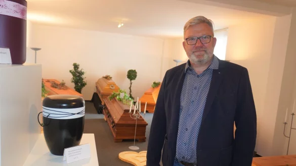 Reiseverkehrskaufmann Christian Veenstra hat sich als Bestatter ein zweites Standbein aufgebaut. Der Tod ist in seinem Alltag nun allgegenw&auml;rtig. - &copy; Michaela Wei&szlig;e(LZ)