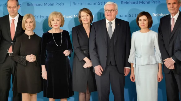 Maia Sandu (2. v. r.) und Michael Otto (1. v. r.) erhalten im Theater Gütersloh den Reinhard-Mohn-Preis. - © Andreas Frücht