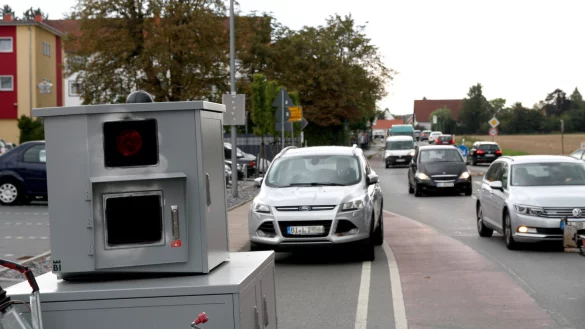Blitzer Bernd: F&uuml;nf Tage lang stand das Testblitzger&auml;t der Stadt an der Babenhauser Stra&szlig;e. 7.000-mal erfasste es zu schnelle Fahrzeuge, 60 Prozent davon kamen - wie hier - aus Babenhausen. - &copy; Jens Reichenbach