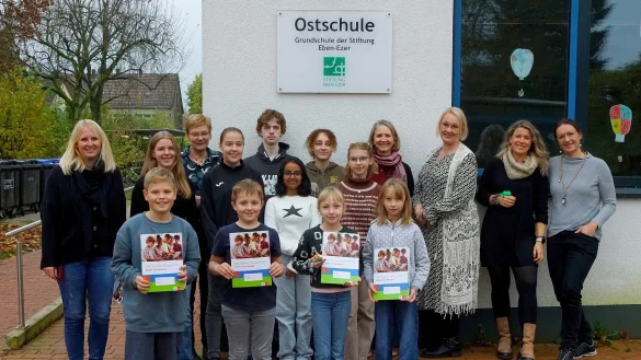Fit f&uuml;r Medien zeigen sich Sch&uuml;ler der vierten Klassen der Ostschule mit Sabine Schattenfroh, den Medienbetreuern des MWG und Lehrerinnen von MWG und Ostschule. - &copy; Ostschule