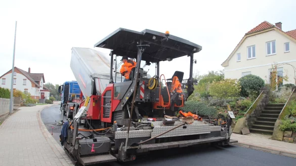 Mit dem Einsatz des Asphaltfertigers gehen die Arbeiten auf dem Abschnitt IVa dem Ende entgegen. - &copy; Jens Rademacher