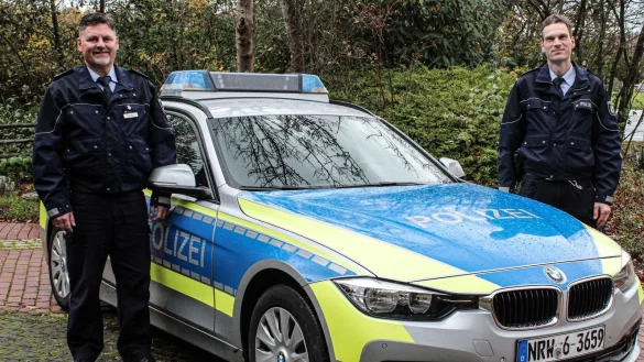 Die Bezirksdienstbeamten PHK Pr&uuml;&szlig;ner (links im Bild) und POK Gutowski - &copy; Polizei Lippe