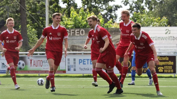 Hier geblieben: Marco Weigmann (Dritter von rechts) hat im Spiel gegen den SVE Jerxen-Orbke das erste Bezirksliga-Tor f&uuml;r den TuS Lipperreihe erzielt und wird anschie&szlig;end von seinen Teamkameraden eingefangen. - &copy; Oliver K&ouml;nig