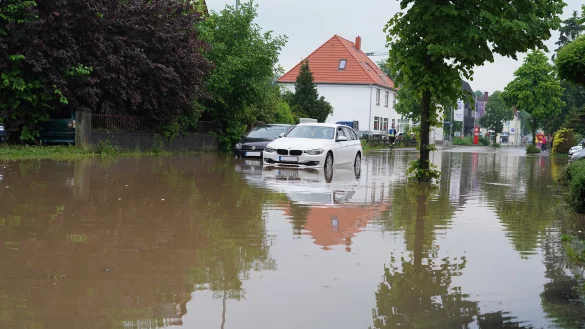 Der Starkregen hat im Kreis zahlreiche Stra&szlig;en &uuml;berflutet. - &copy; Freitag TV