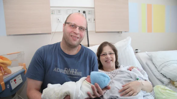 Neujahrsbabys: Andreas Düe hält stolz Sohnemann Tim im Arm, seine Frau Ines Töchterchen Daria - die beiden ersten Lipper des Jahres 2018. - © Thorsten Engelhardt